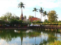 池の中の島にあるワット・トラバン・トーン(Wat Traphang Thong)。