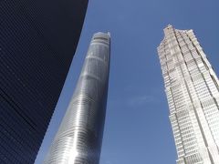 今回は、さらに高い場所から上海の街を見下ろすべく、地上４９２ｍに展望台を構える「上海環球金融中心 」通称 上海ヒルズへ☆

展望台へのエントランスを探して、高層ビル内に入るも、なかなか それらしき場所が見つからない。