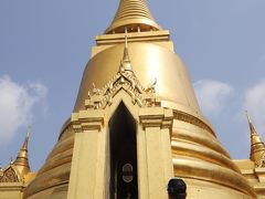 ワット プラケオ　黄金の仏塔
プラ シー ラタナー チェディ 

一番目を引く黄金の仏塔♪
中には仏舎利(釈迦遺骨)が入っているのだとか、、
kuritchiも、、ダンナも、、見上げる、、、