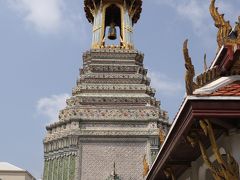 ワット プラケオ　エメラルド仏寺院
エメラルド仏寺院の美しい鐘楼、、

ダンナはエメラルド仏寺院の周りの美しい建物を眺めて満足していた様です、、