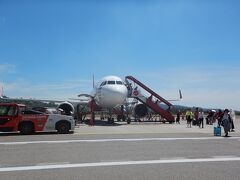 約60分でランカウイ国際空港に到着。ボーディングブリッジの無い空港なので、沖止め&タラップです。
