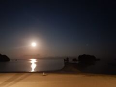 ◆2月19日(火)旅行6日目 月齢14.3 大潮
おはようございます。6時に起床です。バルコニーに出ると、綺麗な月明かりにサンドバーが浮かび上がっています。
