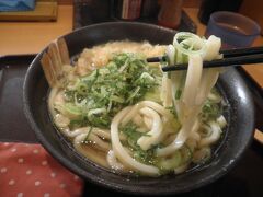 昼のうどんで御座います。
特に冬場は体が温まりまして助かります。