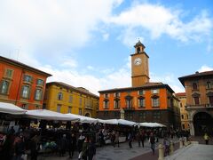 Piazza Camillo Prampolini
カミッロ・プランポリーニ広場
市が開かれてる

時計台は、ポデスタ宮
Palazzo del Podestà
