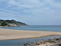 日南ドライブ

飫肥から、日南海岸を青島に向かって北上。
時間が無くなってきましたが、急ぐにはもったいない眺め。

しばらく走ると、夢のように美しいビーチが広がる小高い場所に。
シャンシャン茶屋というドライブインのような店で、チキン南蛮が美味しいと評判らしい。
が、食べている時間はない。