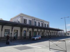 1時間半くらいで、グラナダ駅到着。
次の日のアルヘシラス行きの乗り方が心配だったので、聞きに行きました。

１７：００発だけど、全行程がバス。
アンテケラ・サンタ・アナまでバスで行って、そのあとはまたバスに乗り換え。
とにかく全行程がバス！と言われる。
２０分前にチェックだからそれまでに来てねとも言われる。

その後、ホテルに移動するためバスで移動。
地球の歩き方に載っていたグラナダのバスに乗るためのパスモみたいな物を駅近くの、バス停の券売機で購入。
カード自体は２ユーロで、チャージで５ユーロしました。

ちょうどよくバスが来たので乗車。青い４番のバスです。
バスに乗ってから、カードをタッチする機械を探したんだけど見つからず。
近くに乗っていた感じのいい老夫婦に聞いたところ「タッチの機械はバス停にあるからそこでするんだよ」と教えてもらう。
やってないと伝えると「次のバス停でやれ」と。
次のバス停に止まった時に「あれだ！あの機械だ！」と言われて、夫を車内に残し、タッチしに出かけました。
なんとか停車中に２人分タッチするというミッション終了。

その後広場周辺で、３２番のバスに乗り換えです。
ここで焦った私。バス停を探してさまよう羽目に。
さまよったんですが、４番のバスを降りたところが、実は３２番のバスの乗り場でした。
夫のナイスサポートにより、無事に乗れました。
乗り換えの時もタッチが必要なのかと運転手に聞いたところ「そうだよ」とのことで、２回タッチしました。
どうやらカードも１回目に２回タッチされたのを覚えていた模様。
無事、宿の最寄りのバス停で下車することができました。
（地球の歩き方に出ている路線番号から変更になっているので注意です）