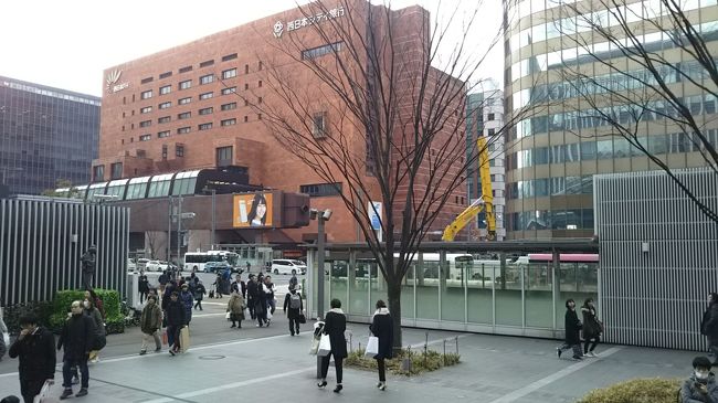 では駅から西の方角へ。赤レンガ色の西日本シティ銀行ビル横の博多駅前通りを進みます。