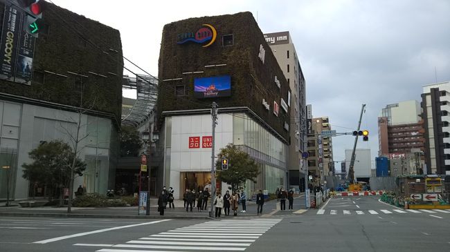 道を真っすぐ進むと、このとおりキャナルシティ福岡の東端にたどりつきます。ここはイーストビルです。