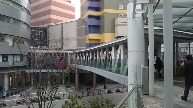 さて、イーストビルを離れ、２階の連絡通路からセンターウォークへと進みます。トレードマークの縞々のビルが見えてきました。