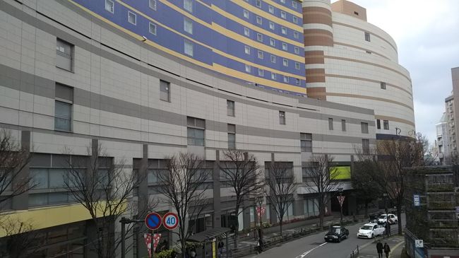 曲線的な建物の外観がユニークです。