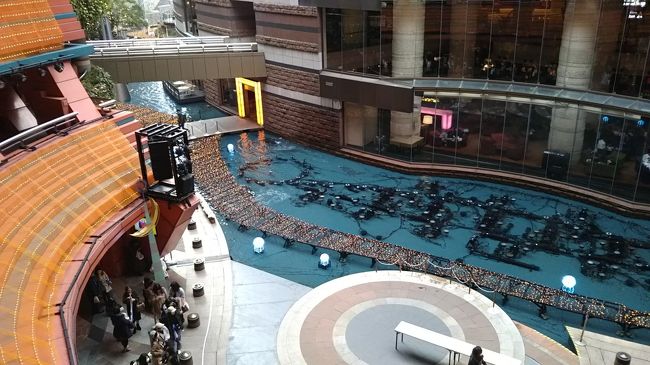 センターウォークの中央に位置する噴水を２階から。良い雰囲気ですね～！