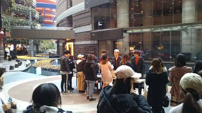 何やら握手会が開催されています。