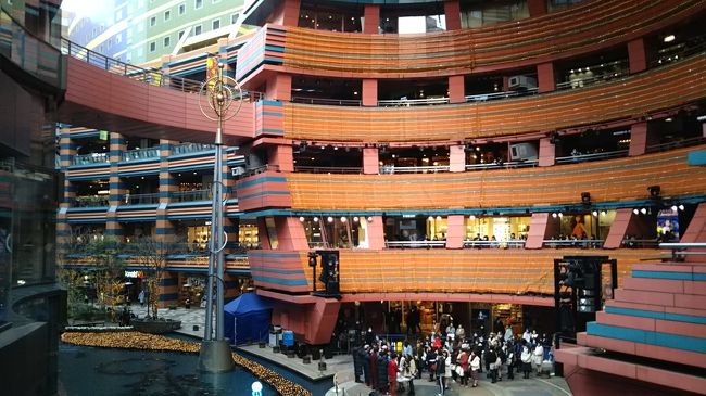 さて、そろそろ16:00になります。毎時ぴったりに噴水ショーが楽しめます。