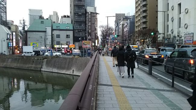 噴水を見終えた後は、天神へ向かいます。支流の博多川を越えると、中洲川端。ここは九州随一の繁華街です。