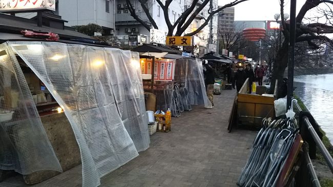 反対側の那珂川のほとりに来ました。ここは屋台が並ぶエリアです。いそいそと準備中です。料理の提供はまだのようですので、また後ほど来てみましょう。