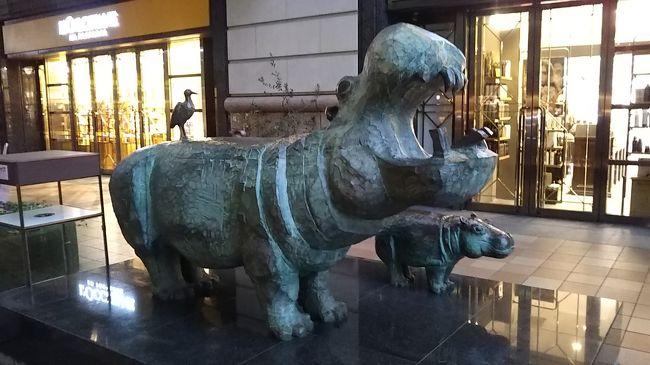 何故かカバの像が。子どもが楽しそうに遊んでいました。