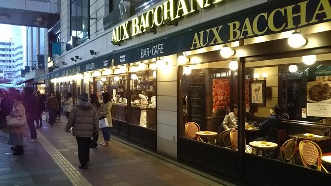 おしゃれなカフェが並びます。