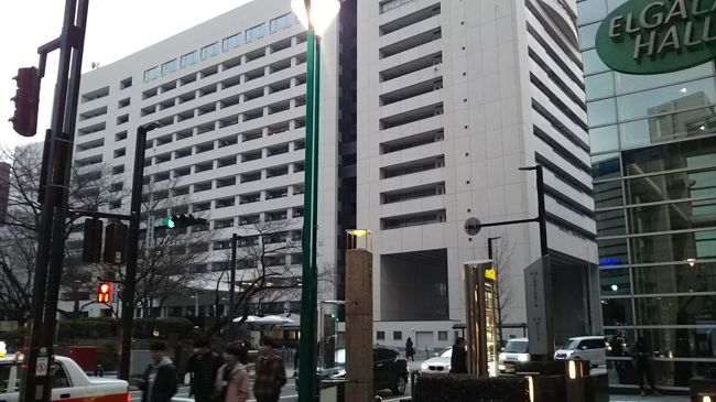 さてこちらの大きな建物は、福岡市役所だそうです。