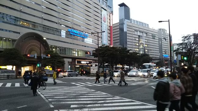 天神に到着です。広い通りですね～。