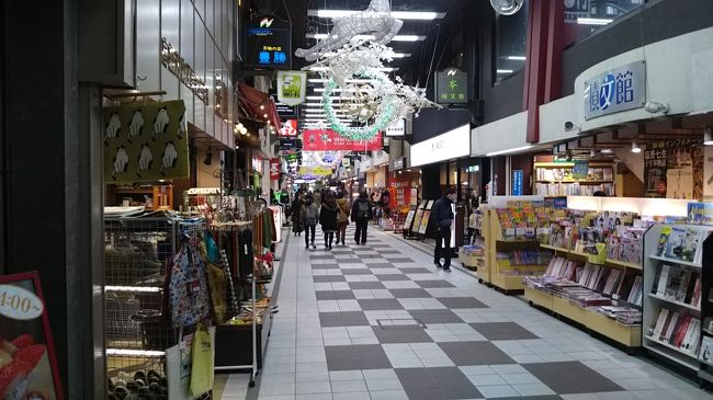 商店街の中はやや下町風情。