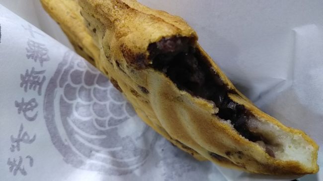 ガブリと一口。これは美味しい！サクサクの衣に、甘さ控えめのおいしい餡がたまりません！