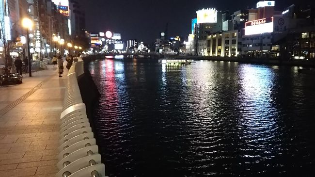 那珂川に反射するネオンがきれいです。