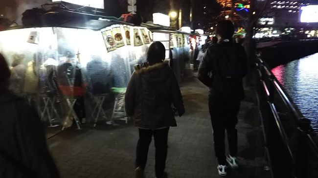 さて屋台街です。お客さんが随分入っています。凄い熱気です！