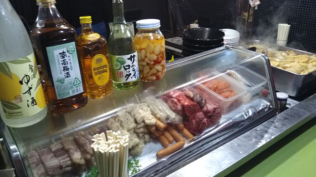 カウンターにはこのとおり食材がずらり。基本的に生ものはご法度ですが、それ以外であれば何でもあります。