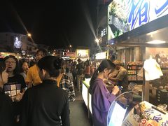 夜ご飯を食べに夜市へ。
ホテルから徒歩すぐです。

広めの道路の両側に露店が並んでました。
混み合ってたのはタピオカとかの飲み物系。
道路は車が普通に通るので台北とかの夜市とはまた違う雰囲気。