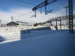 今回の旅の目的地は函館なのですが、まずは、函館までの移動の過程から。
札幌から乗った特急・スーパー北斗。
この特急自体にはこれまで何度となく乗ってきましたが、札幌を出てまもなく見られる、新しい景色。
改築で駅の位置が変わったので、車両基地との関係者の行き来に使う通路なのでしょうか。