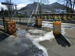 確かに、線路はここで行き止まり。
でも、湯の川電停に比べると、車止めがちょっと違う。