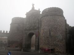 古都トレドの北の守護門・ビサグラ新門。
