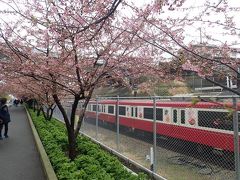 すぐ横を京急の電車が通ります。