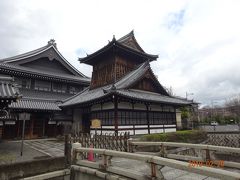 通り道に有ります新鮮組の屯所に使用された西本願寺の太鼓楼を眺めて進みます。