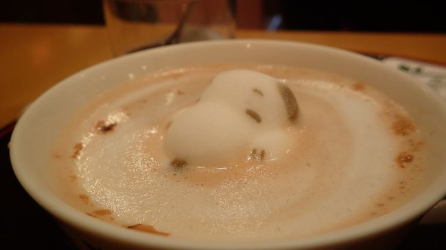 ホットドリンクからもスヌーピーが顔を出しています。<br />可愛いｗ