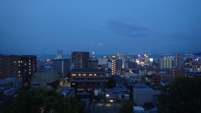 湯布院から別府温泉へ移動します。別府は１年ぶり。<br />ホテル白菊さんでお世話になります。<br />部屋から見た別府温泉の夜景。昔ながらの温泉街の雰囲気です。