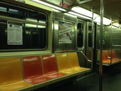 初めて乗るニューヨークの地下鉄。座席には張り地などはありません。掃除が簡単だからなのでしょうか。長距離の路線でもないので座り心地の良さは不要なのかもしれません。
昔に比べると本当に安全になったのだそうです。それでも乗ってる間は若干緊張しました。滞在中にだんだん慣れてきたのですが。
ニューヨークの人はマナーの良い人が多く、自分がドアを通るたびに後ろの人を気遣って押さえておいてくれました。