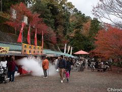 最後に訪れたのは、永源寺。南北朝時代から続く臨済宗永源寺派の本山。
ここは、入り口の出店。栗を蒸す煙がすごい。