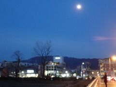 鴨川からスーパームーン前日の月

残念ながら翌日は雨