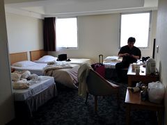 今回のホテルの部屋は４人部屋だったので、広々としていた。
