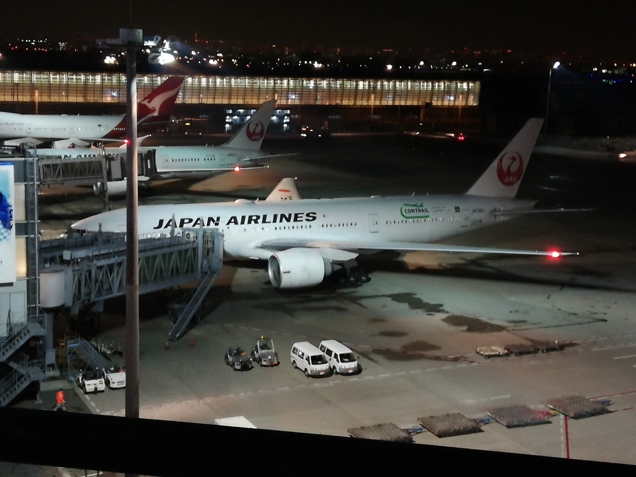 出発は羽田0:05発JL035便。

会社のある横浜へ妻に迎えに来てもらい、仕事終わりでそのまま羽田空港へ。
国内線P1駐車場に車を止め、シャトルバスで国際線ターミナルへ行き、チェックインを済ませる。
お決まりのフライトシミュレーターで遊んだり、展望デッキに出て写真を撮ったりして暇つぶし。

フライト1時間前ぐらいに、保安検査から出国審査をするわけですが、スタンプ押さずに出国出来ることに感動！

調べてみたら自動化ゲートっていうみたいだけど、これっていつからなの？
少なくとも一昨年は無かった。

便利な世の中になったもんだね～

待ち時間がないのは良いんだけど、旅の記念でもあるスタンプが無いのは寂しいかも。
(その後、子どもたちは別室で押してもらいましたが。笑)

離陸後、ペットボトルの水が配られ、それを飲みながら映画鑑賞。
見た映画は「コーヒーが冷めないうちに」

なかなか良い映画だったなぁ。
暗闇の中、1人ボロボロ涙を流しながら映画を見ていたことは内緒にしといてください。笑