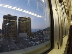 高松からノンストップ14分で最初の停車駅、坂出に到着。
う～ん、いい走りっぷりだ。