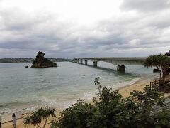 伊芸サービスエリアで休憩した後は、目的地の古宇利島へ。古宇利島大橋のたもとにある美らテラスから古宇利島大橋を眺めてみました。