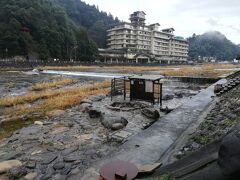 たまわりの湯の前に車をとめて、もう一度メインストリートを散策です。