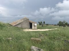 ローマ　向かう。最終日の一日前に　世界遺産のタルクィニアに行ってきた

地上から　こんな景色ですが　小屋みたいな所を　それぞれ　降りて行くと
古墳を　見るって感じの世界遺産です