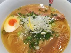 塩ラーメンはグッド！よくある人工的な塩味ではなく、深みもあってかなり美味しいものでした。私好み&#128518;