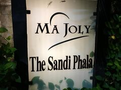 ホテルThe Sandi Phalaに到着。トゥバン（クタ南部）まで車で１５分くらいでした。１１室のプチホテル。レストランのMAJOLYが併設されています。３日間お世話になります（＾＾）