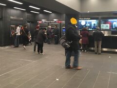 やっとNJTransitに乗り（ここにたどり着くまででも、こんなにヘマばっかりしている私。。。）
３０分ほどでNew York Penn Stationに到着。

途中、NJ州のNewark Penn Stationという紛らわしい駅もあるので、間違えて降りないように。。。と、神経を研ぎ澄ましておりました（笑）
切符はNewark Penn Stationを過ぎたら、車掌さんが検札に来てそのまま持って行きました。

Penn Stationで最初にやったのは、Metro Card 7-Day Unlimited Pass(地下鉄の7日券)を買うこと。
今回NYCの滞在は実質８日間なので、充分モトは取れますし、いちいち券売機で切符を買うのも面倒ですしね。

NYCのメトロカード(Metro Card)については、検索すると詳しく解説してくださっているページがたくさんありますが、私が参考にしていたのはこちらのページです。

https://basikny.com/ny-subway-metrocard

大きな駅だと窓口で買えるとの記載もあったので、Penn Stationならきっとあるはず！と思って、ここで調達したかったのです。
一応券売機にも挑戦してみたのですが、クレジットカードの認証のところでつまずいてしまい・・・

カードが吸い込まれてしまっても困るし。。と思い、やはり窓口で現金で買いました。カード代＄２を含めて$33。