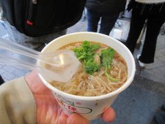 阿宗麺線

メニューは大椀か小椀の2種類のみ。で、小椀を購入。パクチーは入れるか聞かれますが、私は入れます。
カツオが効いていて美味しい～～～～～～～。