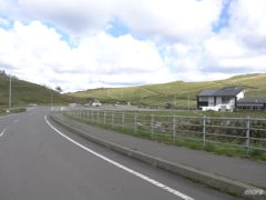 神威岬を目指して進み、8時過ぎ頃に神威番屋に到着。地震の影響か、前回来た時よりも車は少ない。